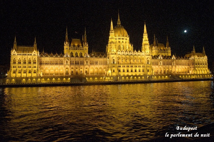 budapest-le-parlement-la-nuit
